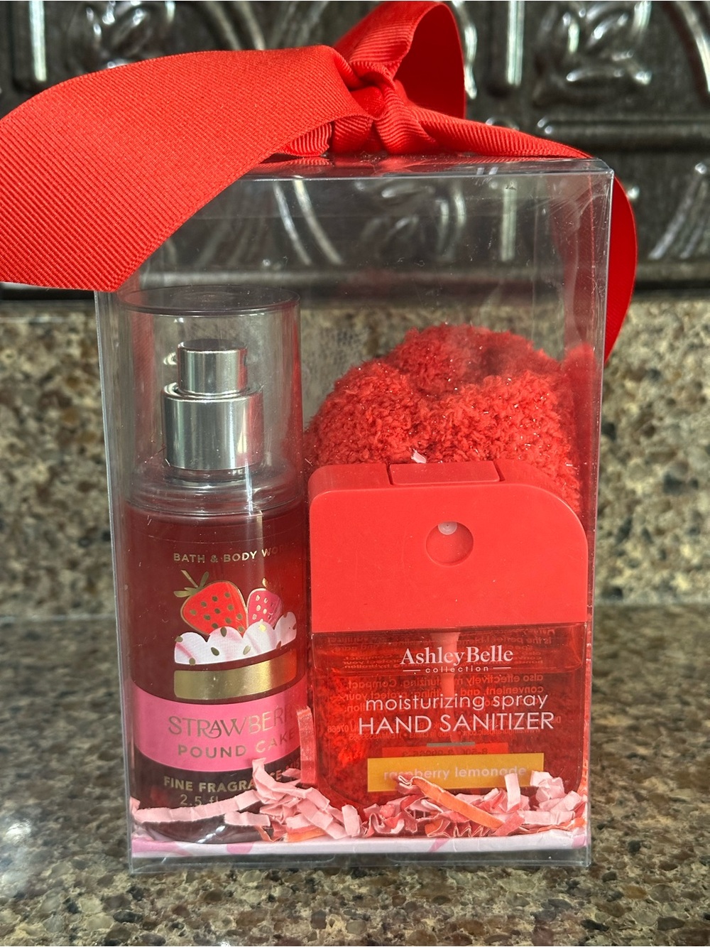 Bath & Body Works & Ashley Belle Strawberry Gift Set - Red